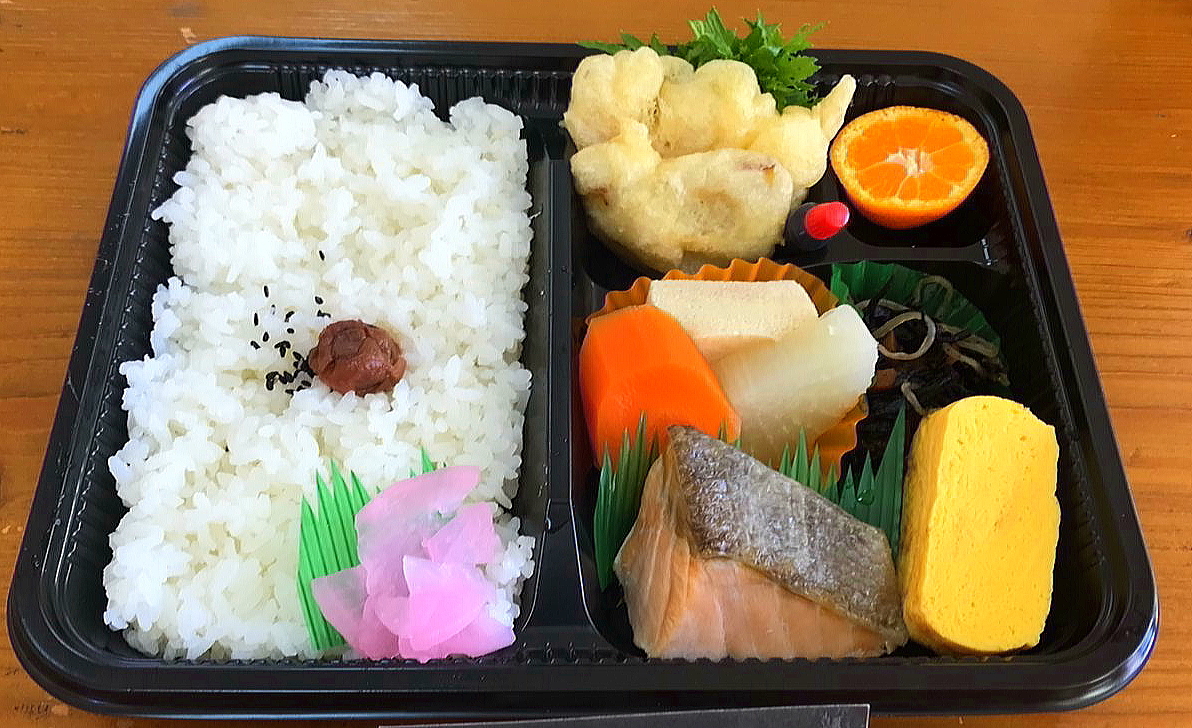 ●サケ弁当（500mlのお茶付き）